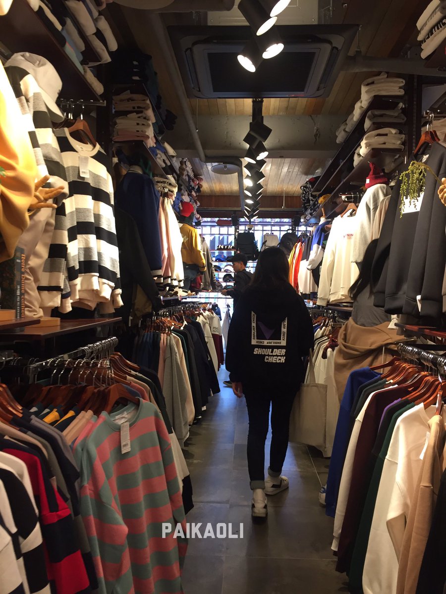 PaiKaoli's tweet photo. TROUBR DOUR ฮงแด ร้านเสื้อผ้าคล้ายๆร้านPlaygroundของผช.เยอะมาก ช่วงนี้แฟชั่นประมาณนี้ค่ะ อยู่ตรงทางออก8เข้าซอยตรงมาอยู่หัวมุม #รีวิวเกาหลี https://t.co/uFjWuZxCJi