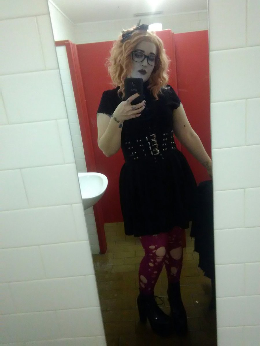 moerighan's tweet photo. I thought I looked pretty cute honestly #Emecia #localmusic #thebluebeeroom https://t.co/3eimIKwAix