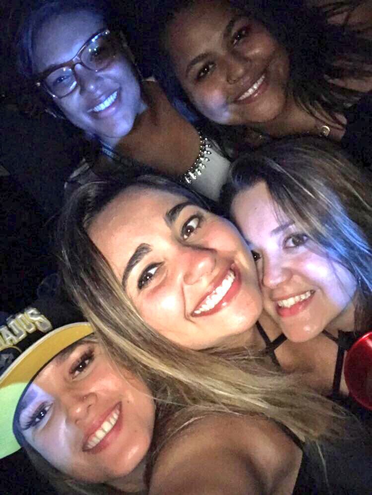 gabveloso's tweet photo. O mais legal é que tá todo mundo sóbrio nessa foto. Mais um evento Scaralhado com o meu hand crew pra conta ❤️ #Veiguinha https://t.co/l1DnR2AqSh