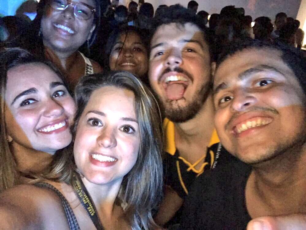 gabveloso's tweet photo. O mais legal é que tá todo mundo sóbrio nessa foto. Mais um evento Scaralhado com o meu hand crew pra conta ❤️ #Veiguinha https://t.co/l1DnR2AqSh