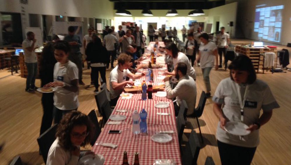 thenicegroup's tweet photo. Ora di cena al #FaviniBlueWave: cosa c'è di meglio di una #pizza per recuperare le energie e prepararsi alla prossima sfida? #TheNicePlace https://t.co/KoZt5Y4cGz