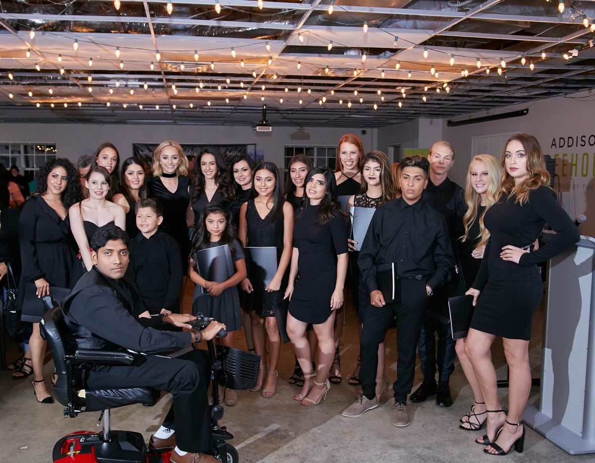 bellamodelingtx's tweet photo. So proud of our Fall 2017 graduates! 🎓 #keepitbella💄 📸 photography by ez https://t.co/uFKzNfwx5o