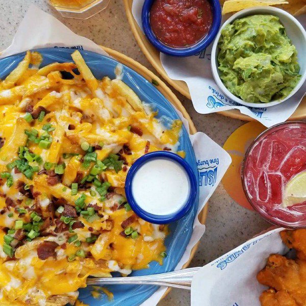 OverthetopMommy's tweet photo. Read more about @IslandsBurgers #NFLHappyHour + how to enter to win a $25 Islands gift card: https://t.co/Qzc2NioS0z #ad #IslandsBurgers https://t.co/Sn6MlL9Kqy