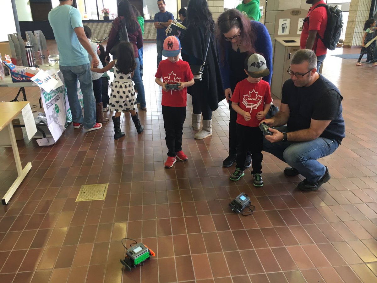 BramptonRobotic's tweet photo. Had a great time showcasing our robots and informing our community about STEM ! #BLtechfair https://t.co/7cQgv3Tj8j