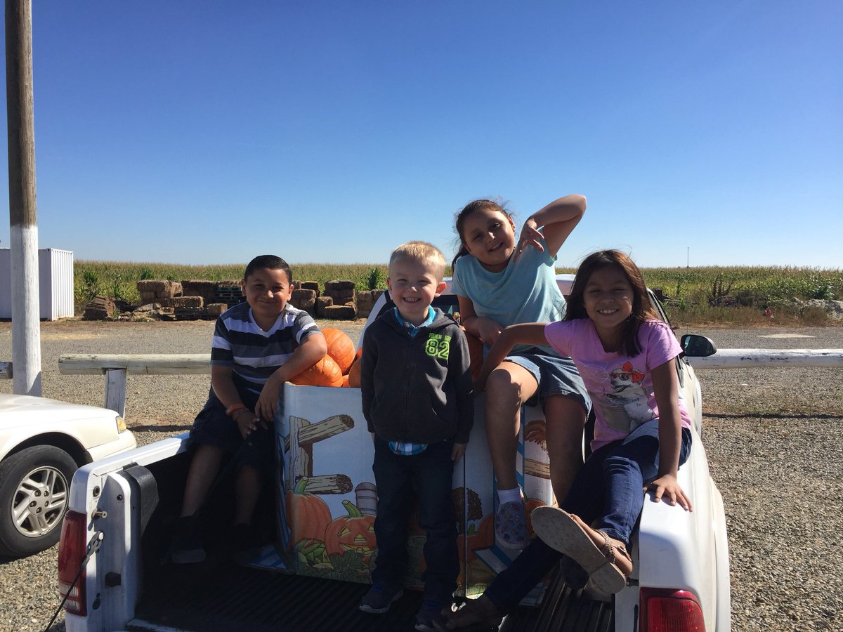 Justinlehman87's tweet photo. Encouraged by the many who joined for outreach this morning! Excited to see what God is going to do tomorrow. #PumpkinSunday https://t.co/TiyOXYzGSv