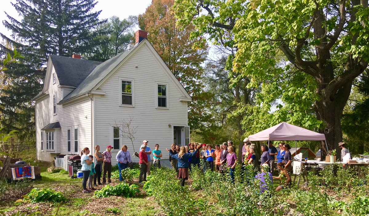 CLESeedBank's tweet photo. The #WildEdibles workshop w/ Katrina Blair is in full swing! Thx to @CuyArtsC for supporting this inspiring event! https://t.co/XQ6IuixIOo