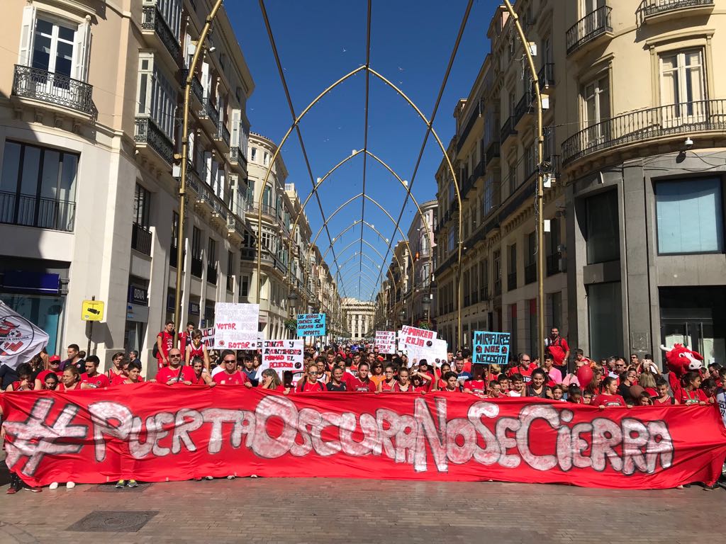 nachobarbara10's tweet photo. La familia @CDJPuertaOscura y su Marea Roja inundan @malaga para evitar que la desahucien.  Sólo queremos volver a jugar en nuestra casa https://t.co/xuEdo8Mug6