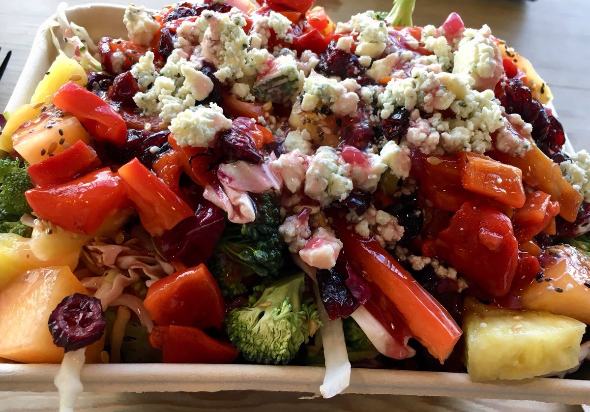 iliad63's tweet photo. Man, gotta hand it to @WholeFoods. Not too many places where you can create such a beast. #3pounds #32ingredients #mostlyorganic #everyday https://t.co/UMeElr6r3Q