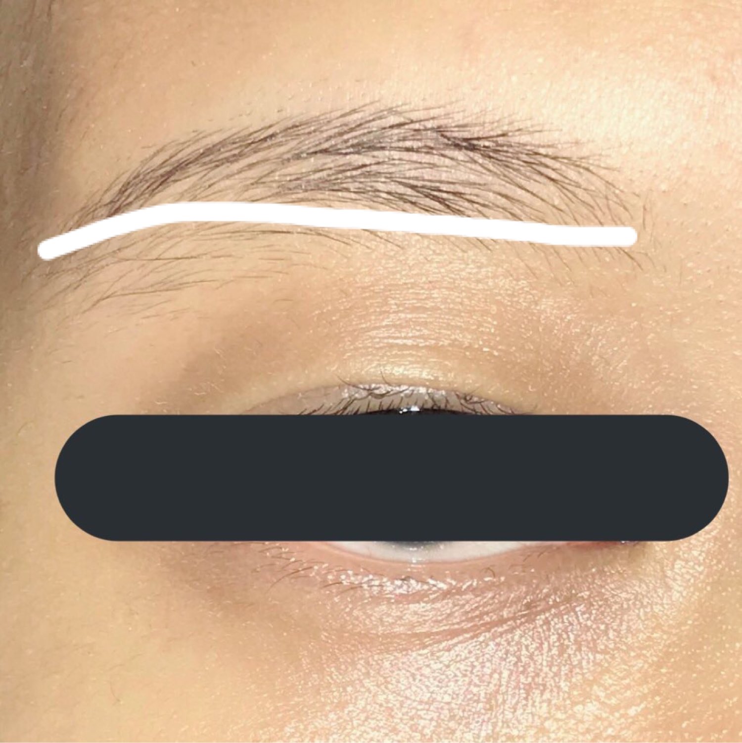 瀬文 龍作 リクエスト 眉メイク パターン こちらは 眉を少し短めにしてアイブロウマスカラで眉 色を明るくしています 平行とアーチの中間くらいで やや細眉です 2枚目画像のグレーの部分はブラシで描いています 目尻と眉尻は同じ傾きになるように