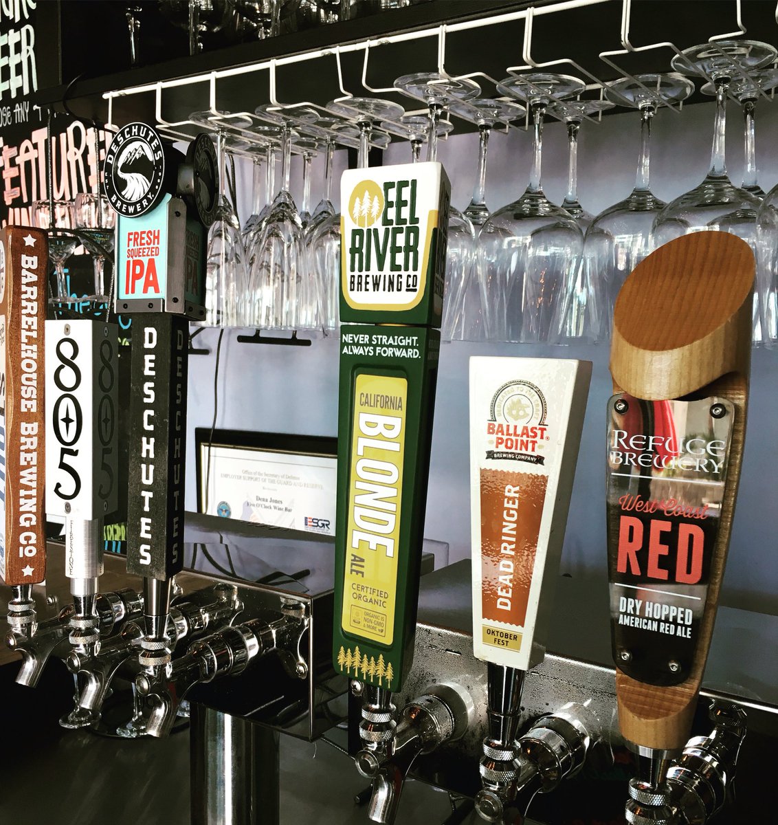 5oclockwinebar's tweet photo. #HappyHour on #Saturdays &amp; Sundays from 1 pm to 4 pm of our 6 rotating taps of craft #beer; buy ONE, get one half OFF! 🍻🍷 https://t.co/2M6NHJeurm