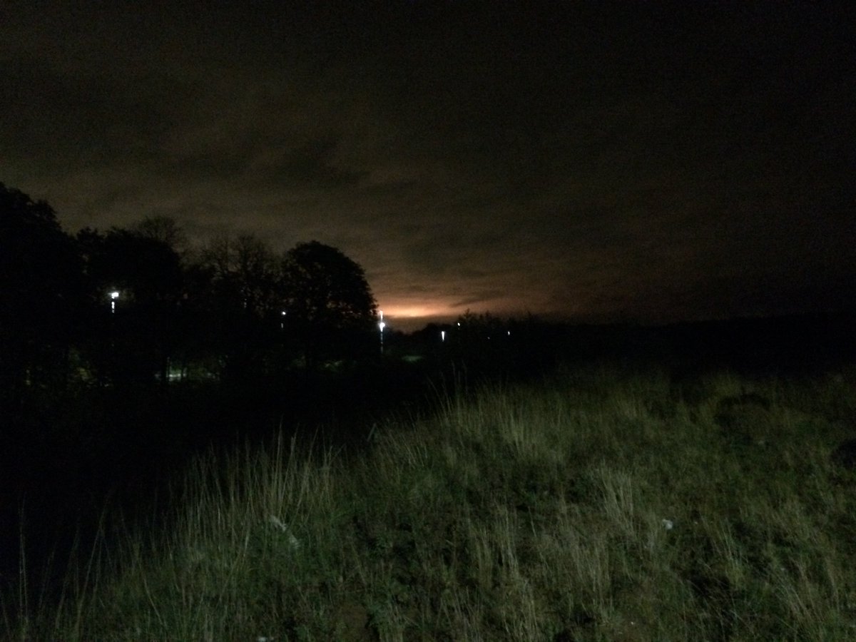 AlexJHodgson's tweet image. Weird pulsing orange light in the sky tonight #ThingsInTheSky #SkyWatching #RandomLight