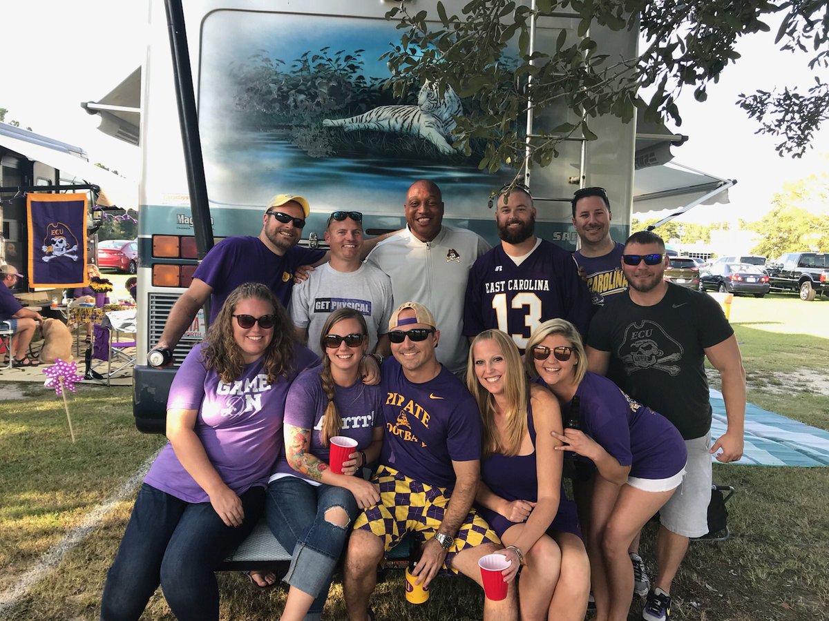 whitetigerrv's tweet photo. Thanks for stopping by @CoachP_ECU! #gopirates #ecugameday https://t.co/FCghVq8eRD