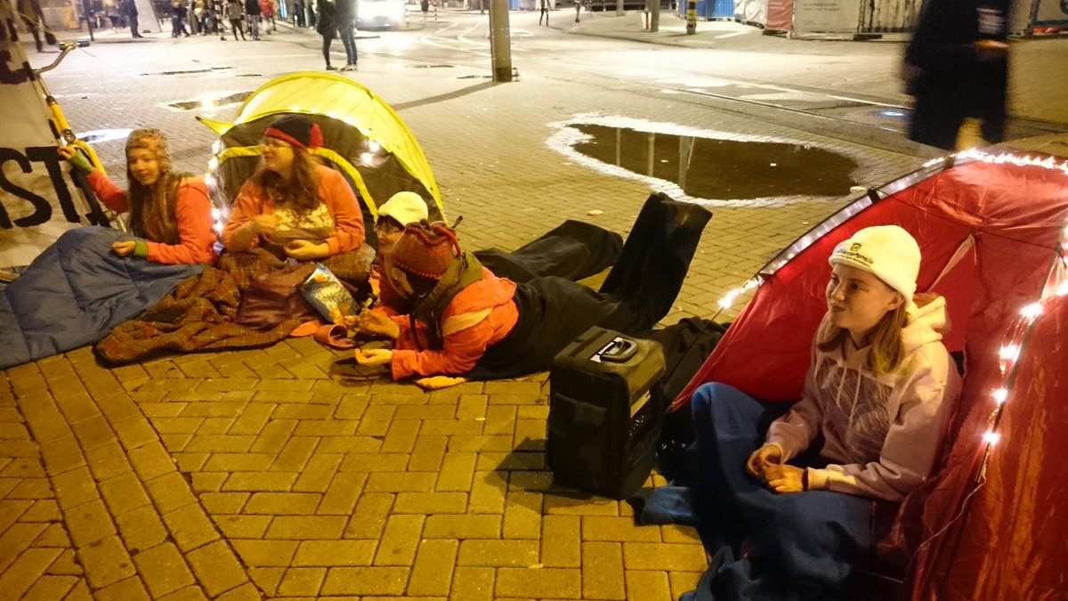 Rover_Jong's tweet photo. Vind jij ook dat de laatste trein te vroeg gaat? Wil jij een groter nachtnet? Help ons door #nachtleven te tweeten aan @NS_online en @Metro https://t.co/WrW10GwOIe