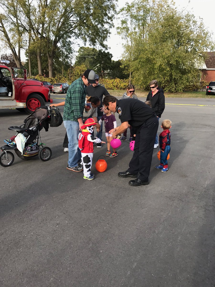 Join our fire crews at the Sherwood Scare at 111 Sherwood Drive until 8pm! https://t.co/NG1uPHALKE