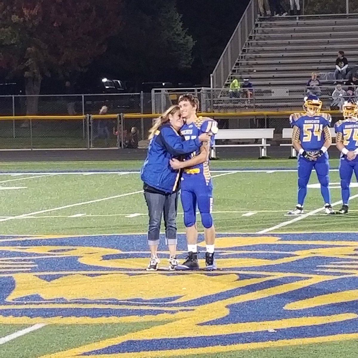 ryjunge's tweet photo. Thank u Noah for ur 4 yrs!! #woppy #intlastgame #greatteammate @BentonBobcatFB https://t.co/gvusTNauh3