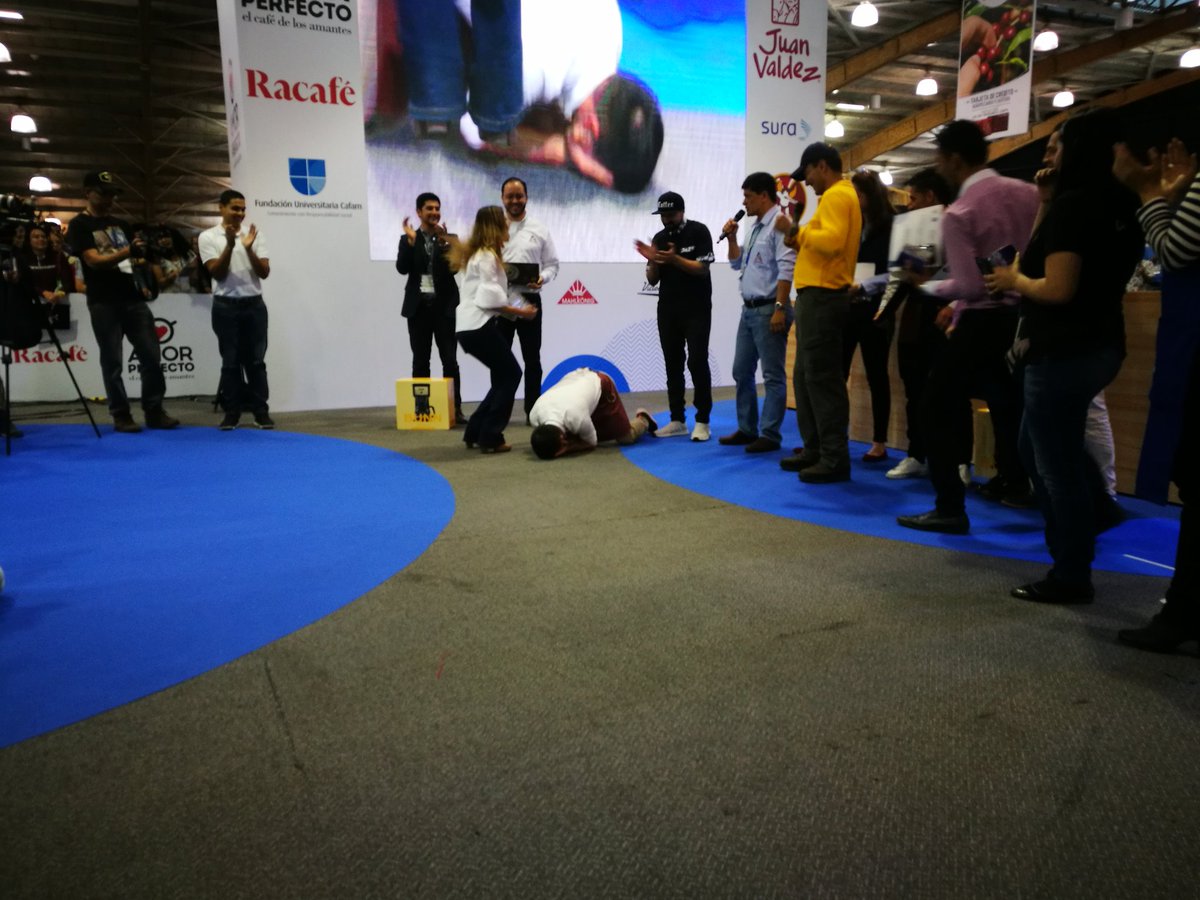 FedeCafeteros's tweet photo. El Ganador del XII Campeonato de Baristas en #CafésDeColombiaExpo es Ronald Valero de @JuanValdezCafe https://t.co/4T1Rcu2FTq