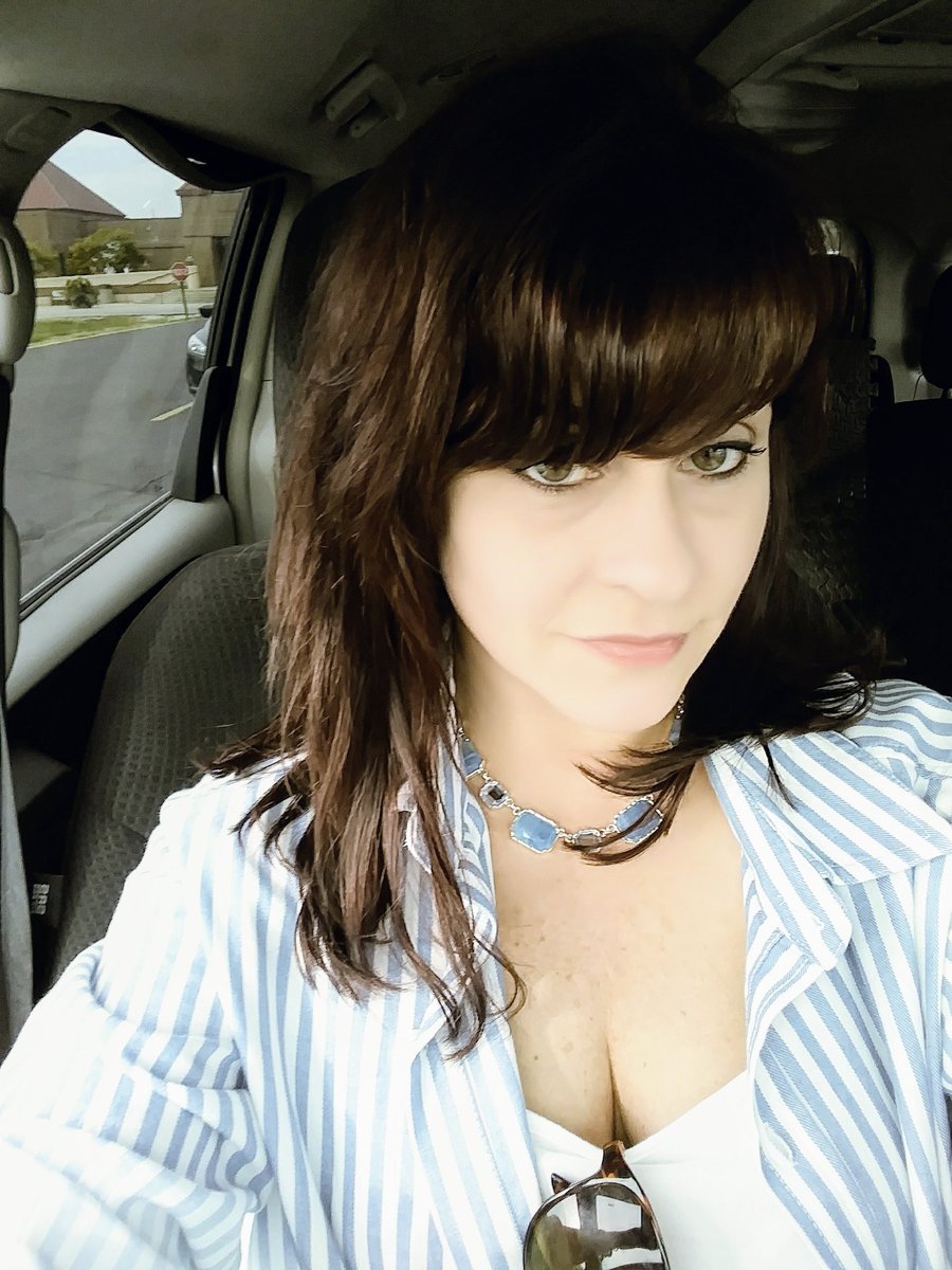 AerialSilksChic's tweet photo. Resting my feet in the car.  #HighHeelProblems https://t.co/HSVUgXi7dV