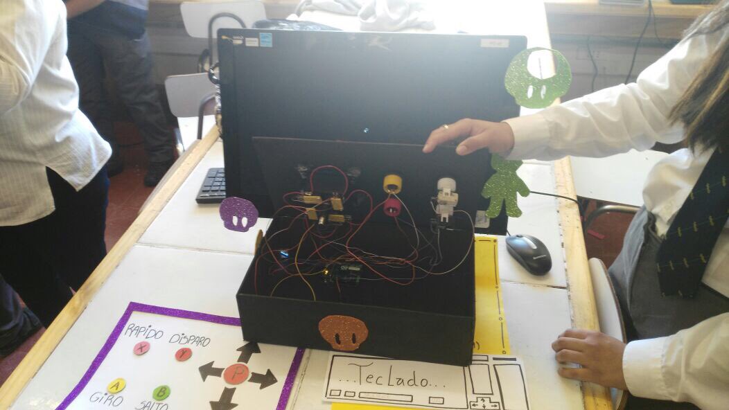 FTMovistarCL's tweet photo. Las chicas del Colegio Técnica Las Nieves armaron su propio #Arcade 🎮😍 #IMET #PuertasAbiertas #LaProtectora #Teleco https://t.co/EU4OF65S4X