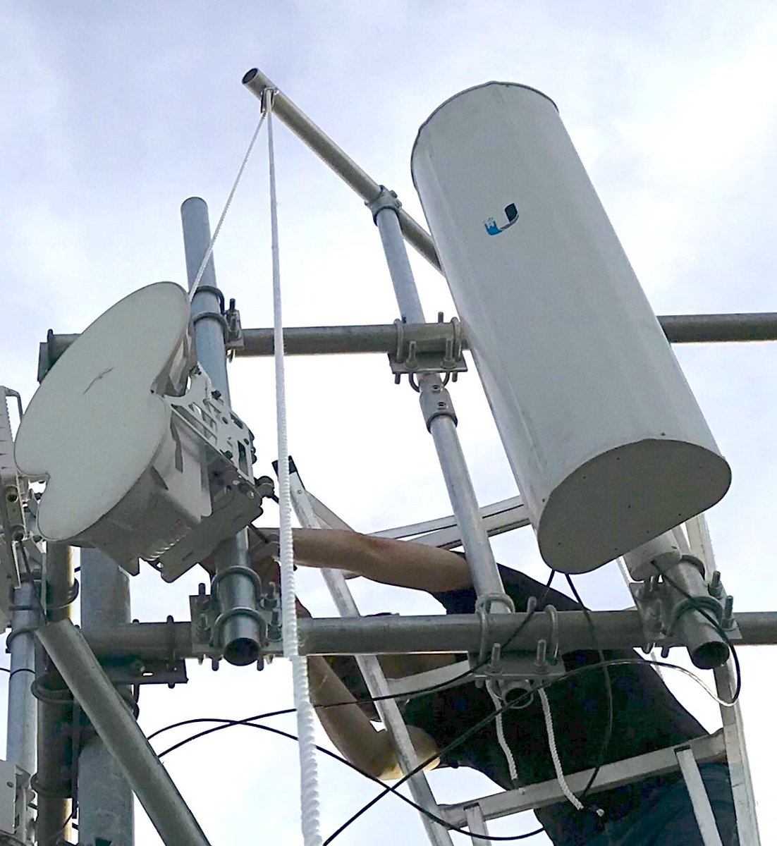 nycmesh's tweet photo. Adding #ubnt #AirFiber antenna to the #supernode1 tower
This will connect to #supernode2 in #Brooklyn
Thanks #microofficenyc for donation! https://t.co/D4nNLa4k5J