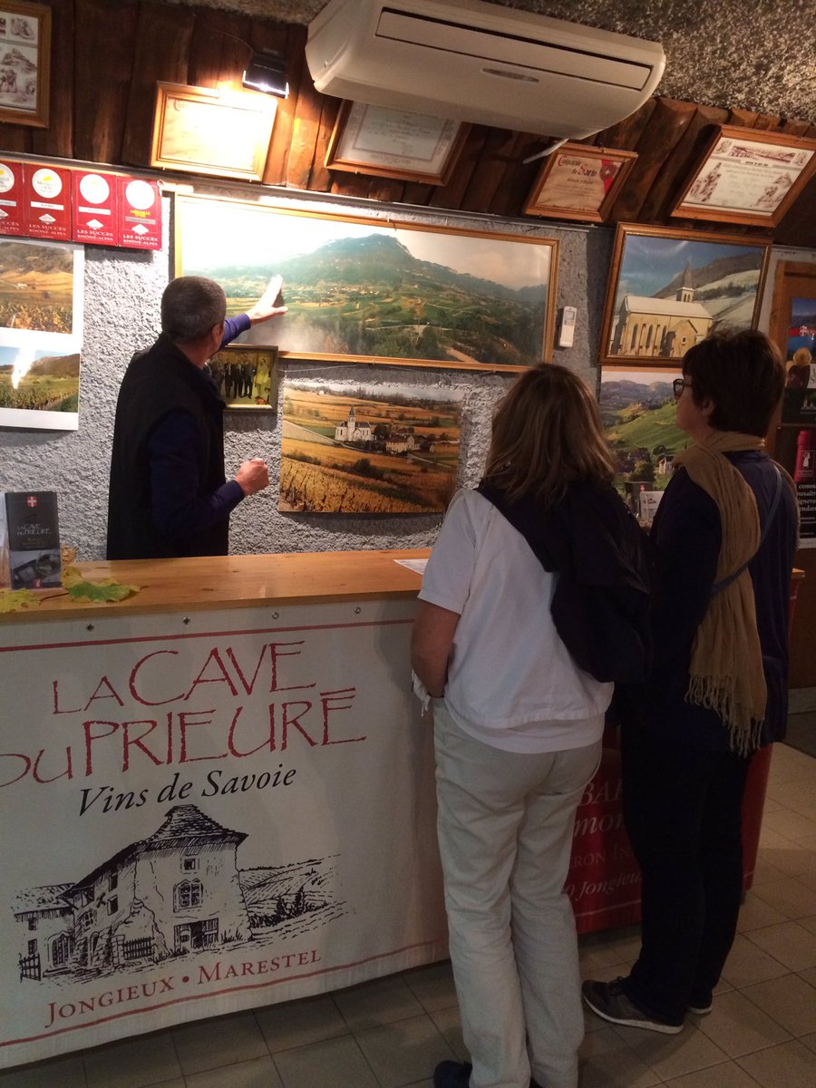 RDV_Saveurs's tweet photo. Magnifique dégustation de plusieurs vins #Marestel à la Cave du Prieuré en #Savoie #FascinantWeekEnd avec la presse française #wine https://t.co/cX9Lfm7vaH