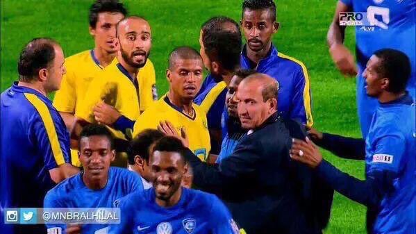 #لاطحت_ياهلال_شالك_التحكيم
شكلي وانا اشوف صياحهم في الهاشتاق 😂