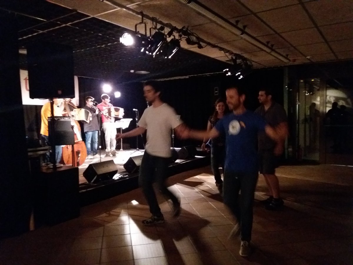 En ple Punt de Trobada! L'escenari ple de músics i balladors. Veniu veniu que encara hi sou a temps!  #PuntdeTrobada #juntsfemcultura