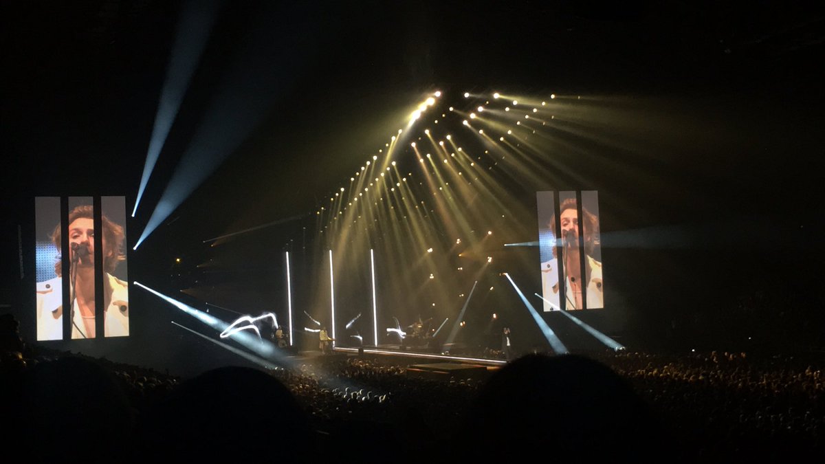 britt_bamps's tweet photo. @bazart_band stelt nooit teleur! Zalige avond gehad merci!!! 💜✨#sportpaleis #Basart @edinoooo https://t.co/uiOLMgbBOk