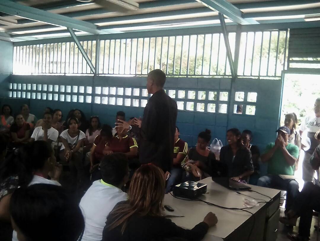 centroinvestig1's tweet photo. Encuentro pedagógico Manejo y Conservación de la semilla con la Profa. Marisol Vásquez y Prof Luis Marín de ZEA #SábadoPedagógicoEnAragua https://t.co/fXPsnUSjD2