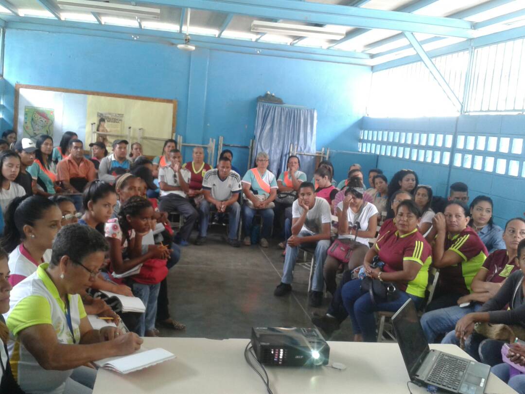 centroinvestig1's tweet photo. Encuentro pedagógico Manejo y Conservación de la semilla con la Profa. Marisol Vásquez y Prof Luis Marín de ZEA #SábadoPedagógicoEnAragua https://t.co/fXPsnUSjD2