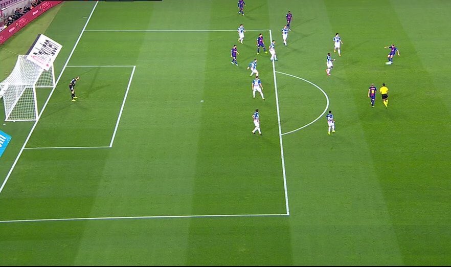Ramon_AlvarezMM's tweet photo. El Barça ya lleva 4 jornadas en las que se adelanta con un gol ilegal. Así es muy difícil ganar la liga. Fotos vía @rafa_sramos7 https://t.co/VOYYdwCz5c