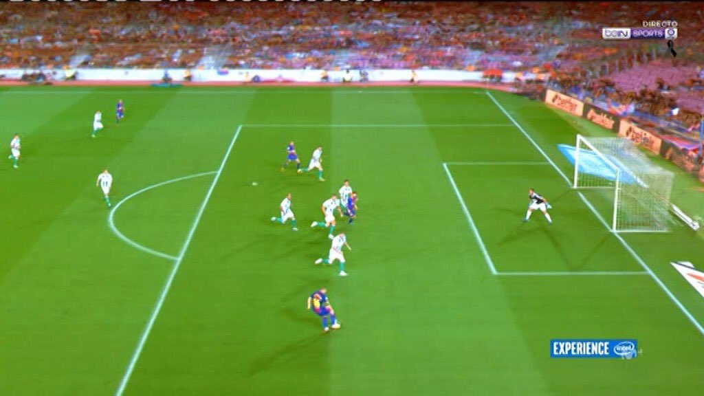 Ramon_AlvarezMM's tweet photo. El Barça ya lleva 4 jornadas en las que se adelanta con un gol ilegal. Así es muy difícil ganar la liga. Fotos vía @rafa_sramos7 https://t.co/VOYYdwCz5c