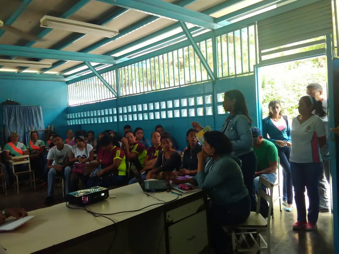 centroinvestig1's tweet photo. Encuentro pedagógico Manejo y Conservación de la semilla con la Profa. Marisol Vásquez y Prof Luis Marín de ZEA #SábadoPedagógicoEnAragua https://t.co/fXPsnUSjD2