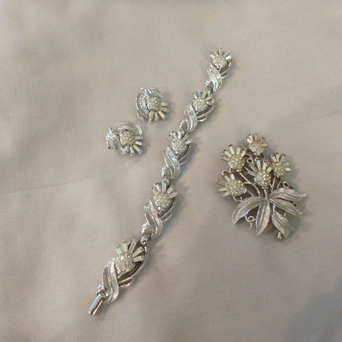 ApplegateAntiqu's tweet photo. #VintageJewelry #AlfredPhilippe #CrownTrifari #Parure #Rhinestone brooch, bracelet, earrings @ https://t.co/RBzhH0sXC7 https://t.co/c4qauFBWIV