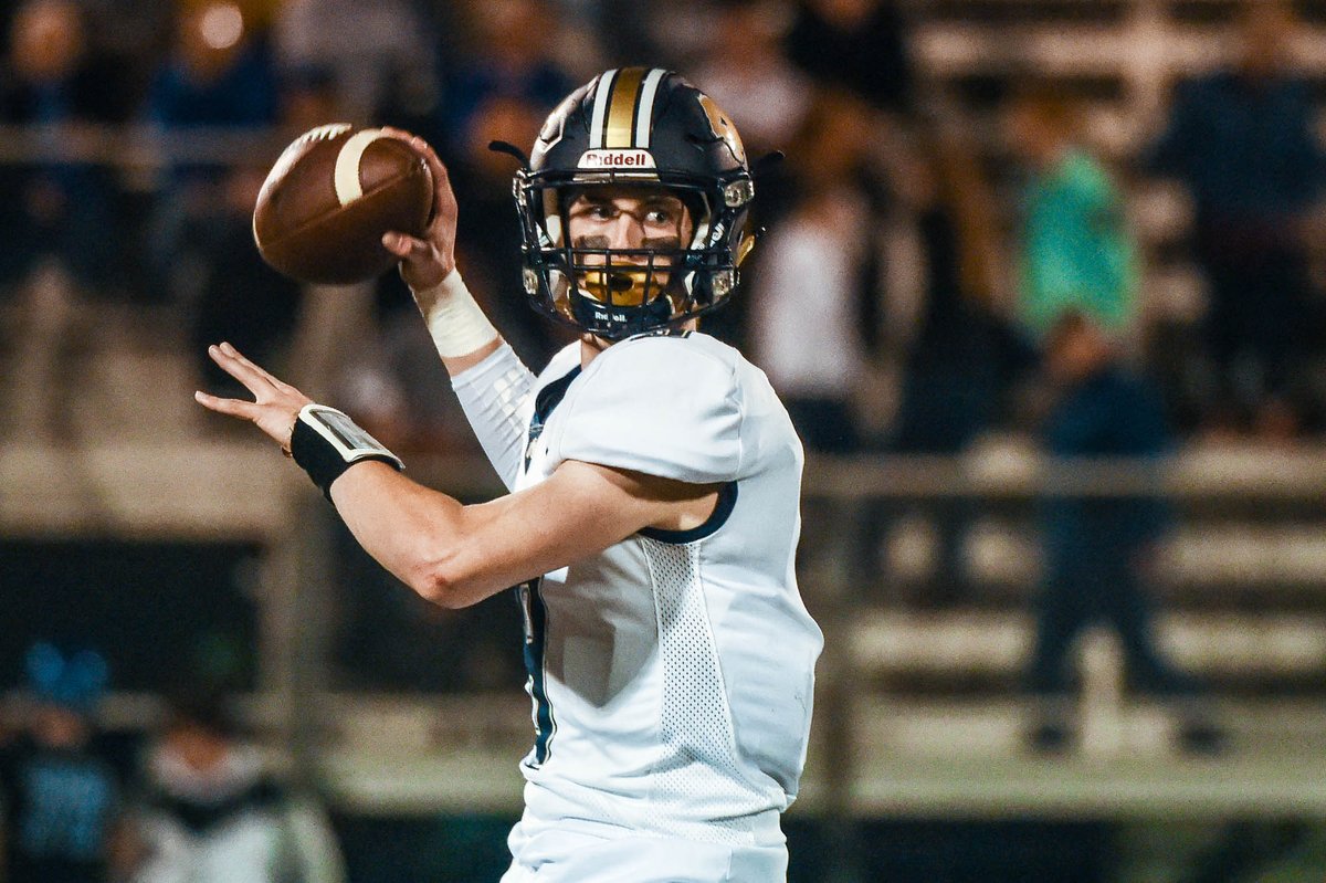 YurViewOK's tweet photo. Gametime Extra - Blake Adams leads Heritage Hall to a 56-7 victory over Newcastle.

READ: https://t.co/IyD8QeBSbm https://t.co/VkHbkUmd2E