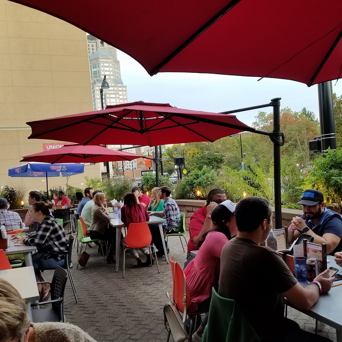 changorosataco's tweet photo. Patioooohhhhhh yeah. #Hartford #hartfordhasit #changorosataco #changorosa @CTEatsOut @Eatin_ct @BearsSmokehouse @yelphartford @eatbeareat https://t.co/OPRybqg0ZH