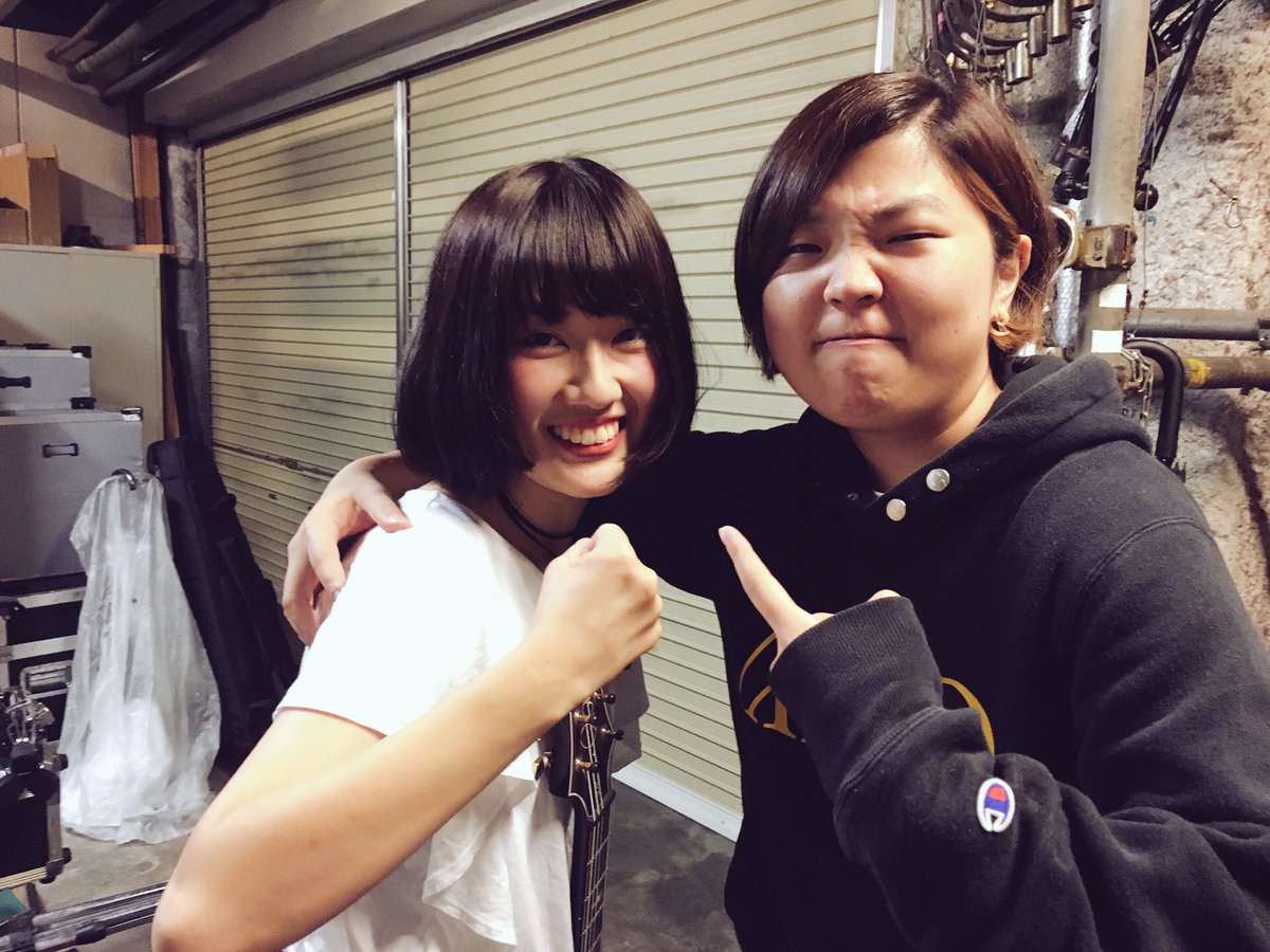 Higuchi_Kei's tweet photo. 昨日はみつばちフェスでした！
Chelsy最高だったなぁ！！

写真①大事なこいつ！
ギターセッション、誇らしかったぜ！！

②トイレに歩いてたら、いちごの妖怪が一人で立ってたので、話しかけてみた。
(いちごの妖怪？って聞いたら、怒って手ブンブンやっててかわいかった。) https://t.co/n65UxCvQE5