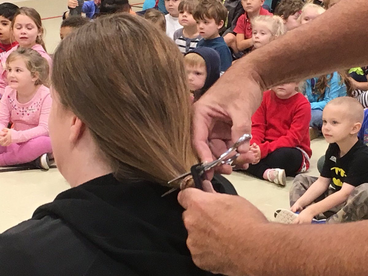 etoilewadd's tweet photo. Our school raised $6210 for our Terry Fox run so 3 of us cut to donate during an assembly #BeautifulLengths@Pantene #Donate2Create@Pantene https://t.co/l5AwQoSjJE