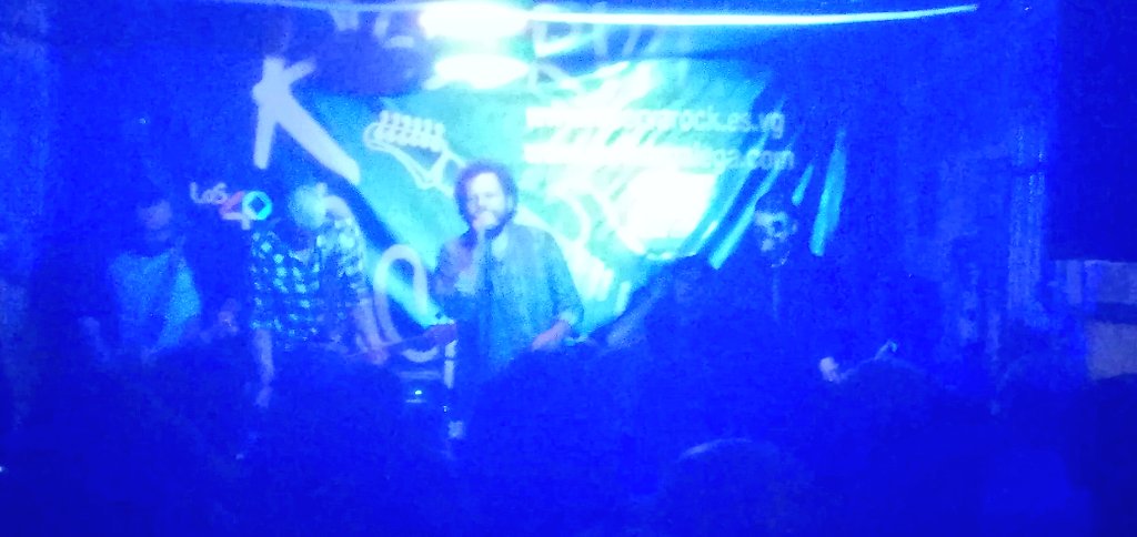 maketon's tweet photo. Ambientazo con #GranReserva celebrando con MAELOC el 18 Aniversario de la #ReservaRock inicio gira #MaketónWay de #LOS40Vigo Ouuuuyeahhh https://t.co/xf9b50j8lJ
