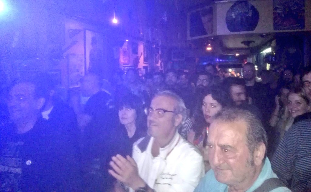 maketon's tweet photo. Ambientazo con #GranReserva celebrando con MAELOC el 18 Aniversario de la #ReservaRock inicio gira #MaketónWay de #LOS40Vigo Ouuuuyeahhh https://t.co/xf9b50j8lJ