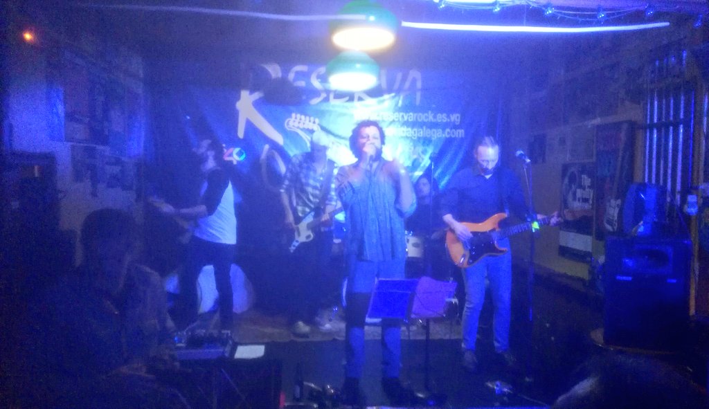 maketon's tweet photo. Ambientazo con #GranReserva celebrando con MAELOC el 18 Aniversario de la #ReservaRock inicio gira #MaketónWay de #LOS40Vigo Ouuuuyeahhh https://t.co/xf9b50j8lJ