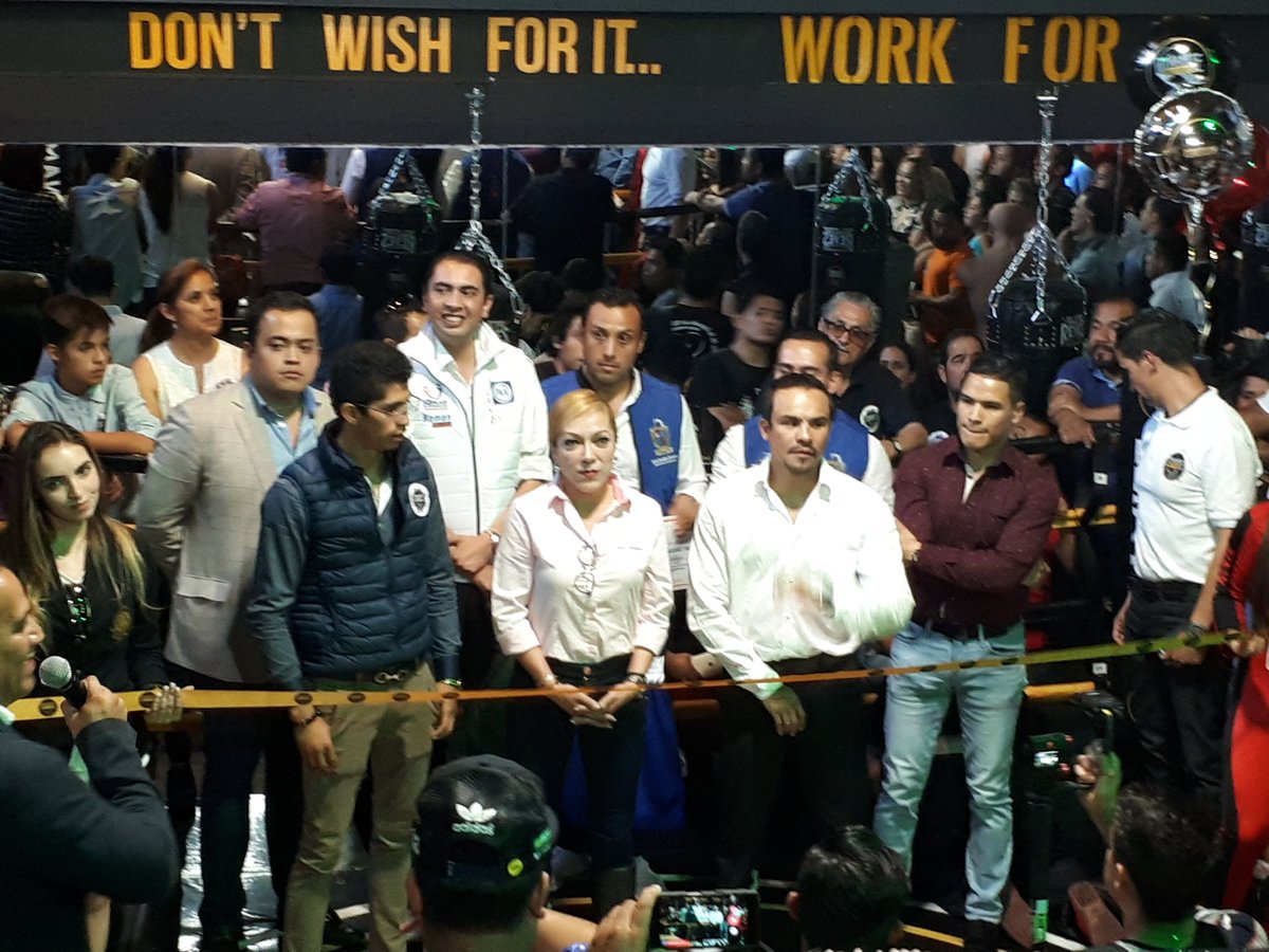 AnaBalderasMx's tweet photo. En la apertura del gimnasio @DynamiteMexico en compañia de @jmmarquez_1#YoSoyDynamite en @ATZciudadano trabajamos con #PasiónPorAtizapán https://t.co/GNdlRdZ1xD