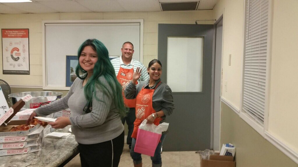 DavidDimick4132's tweet photo. Our team of cashiers, working with them is a privilege. #2017cam https://t.co/BQyE2pxSll