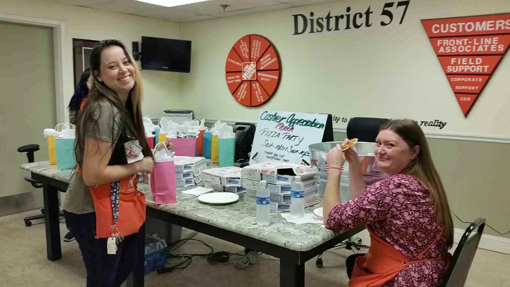 DavidDimick4132's tweet photo. Our team of cashiers, working with them is a privilege. #2017cam https://t.co/BQyE2pxSll