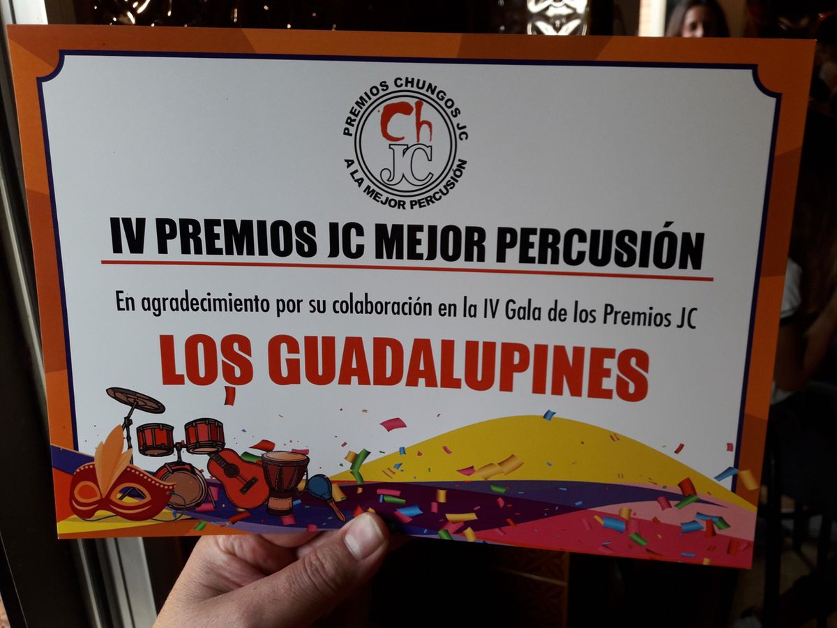 LosGuadalupines's tweet photo. La foto en familia y el regalo de @murgaloschungos ¡Ha sido un placer y muchas gracias por la invitación! #LosGuadalupines #PremiosJC https://t.co/PnK1T9zddU