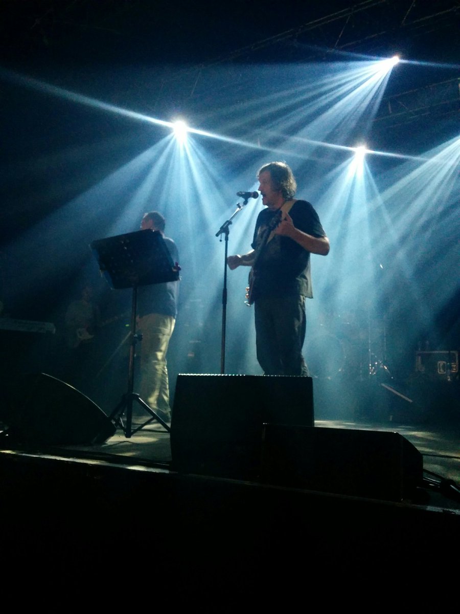 Cecile_Suel's tweet photo. Émir Kusturica and the no smoking orchestre à l'Aéronef à Lille. Pas trop mal pour commencer les vacances #EmirKusturica #LeTempsdesGitans #ChatnoirChatblanc https://t.co/SyekHbHFQG