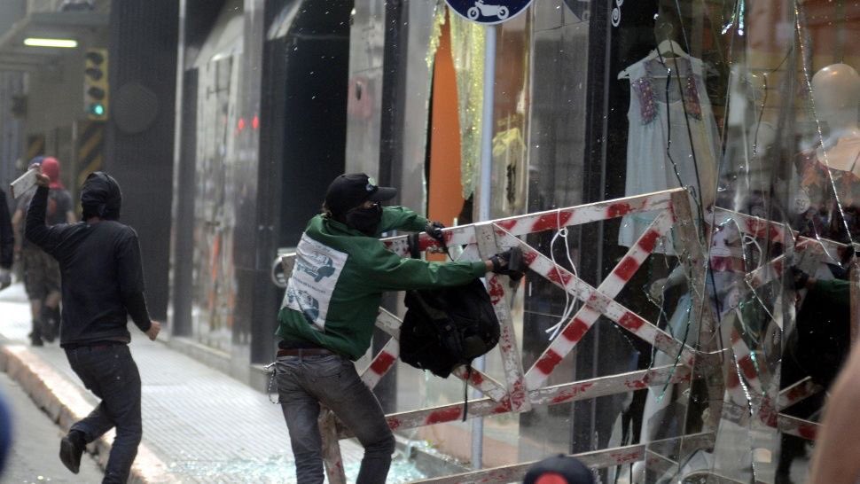 -Tu también eres culpable, maldito vidrio imperialista.