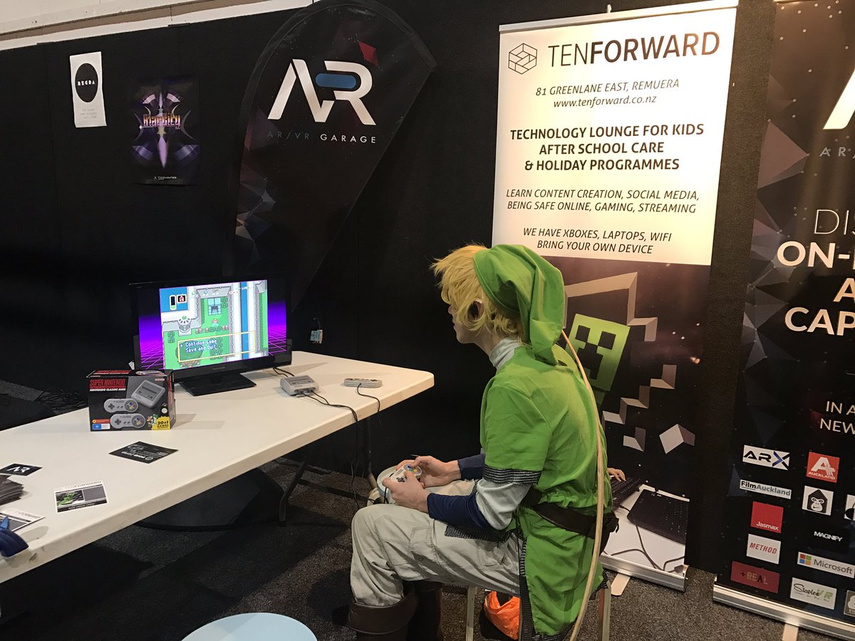 Zelda inception! Link stopped by to play his own game on the Nintendo SNES at #auckgeddon <a href="/ARVRGarage/">AR/VR Garage</a>