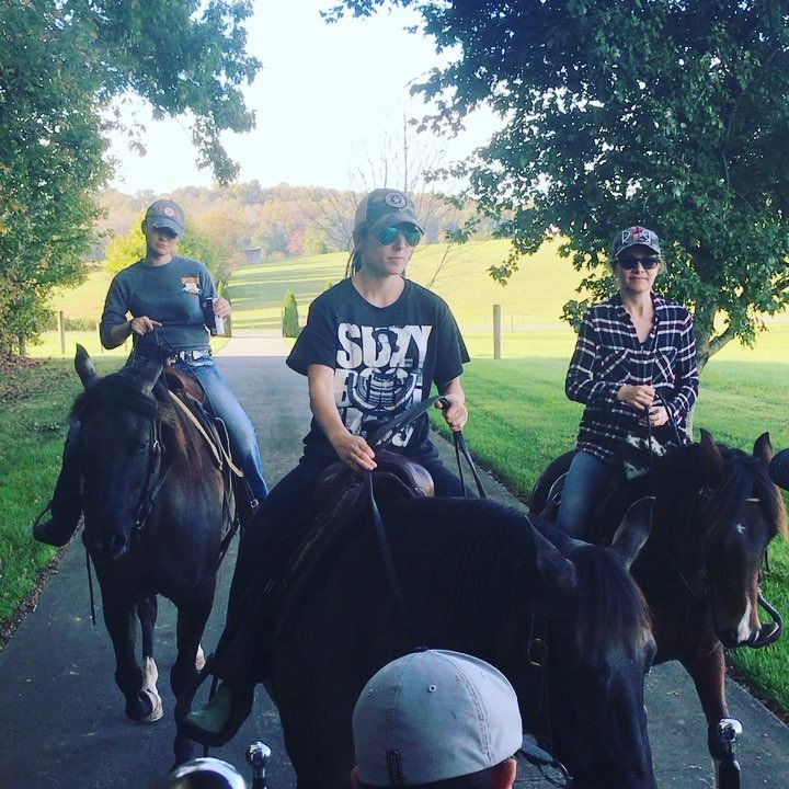 TaraThompsonTN's tweet photo. This is what happens when someone plays your song while ur on ur horse...Lord help us 🙏🏼 How else am I gonna get that cardio in 🤘🏻#someonet… https://t.co/eJh0lLaGLK