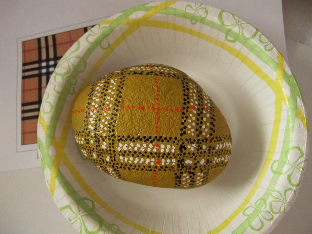 realcrownrose's tweet photo. Painting a Tartan rock! step by step. From line drawing to third color. Spray sealant will be done tomorrow #crownrose #realcrownrose https://t.co/4xNyLQrAS6