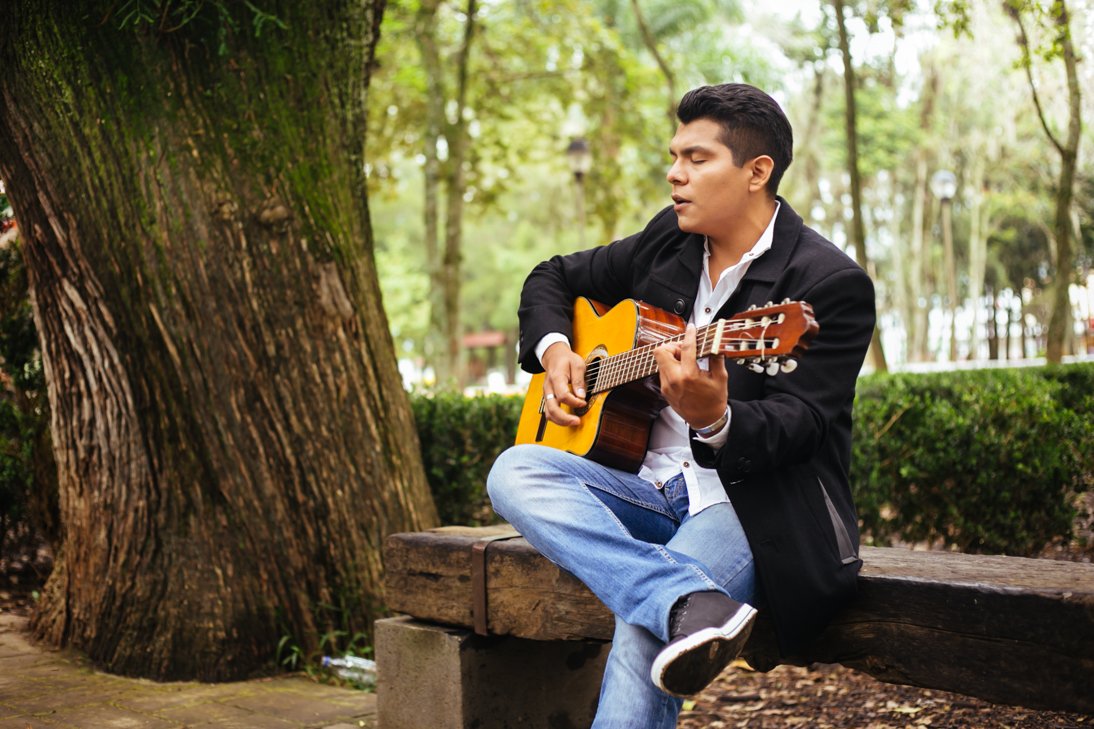 No se pierdan en un rato mas por #bohemiasrancherasvip a buen cantautor de esta cuidad en cabina, Marck Rodríguez no se lo pierdan en breve